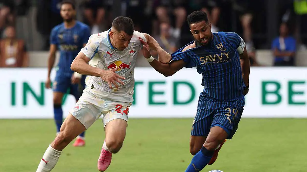 سالم الدوسري يشاهد تدريبات الهلال من الشرفة (فيديو)