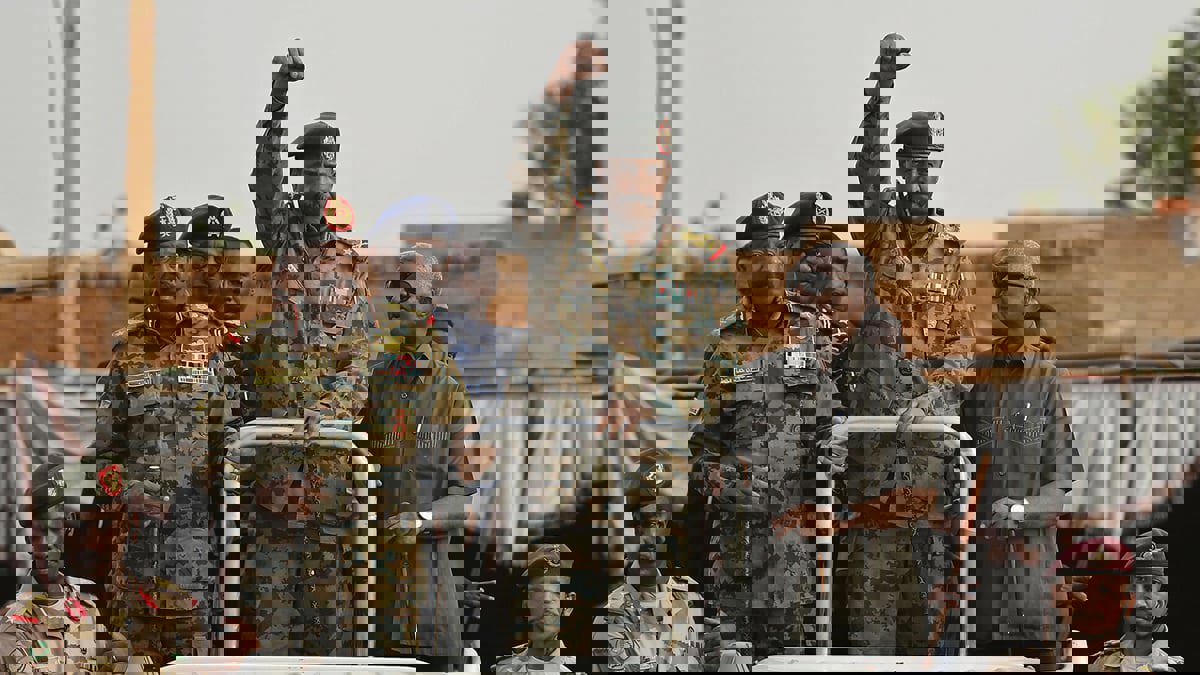 البرهان يتعهد بتسليم السلطة والرحيل عن الجيش في 2023