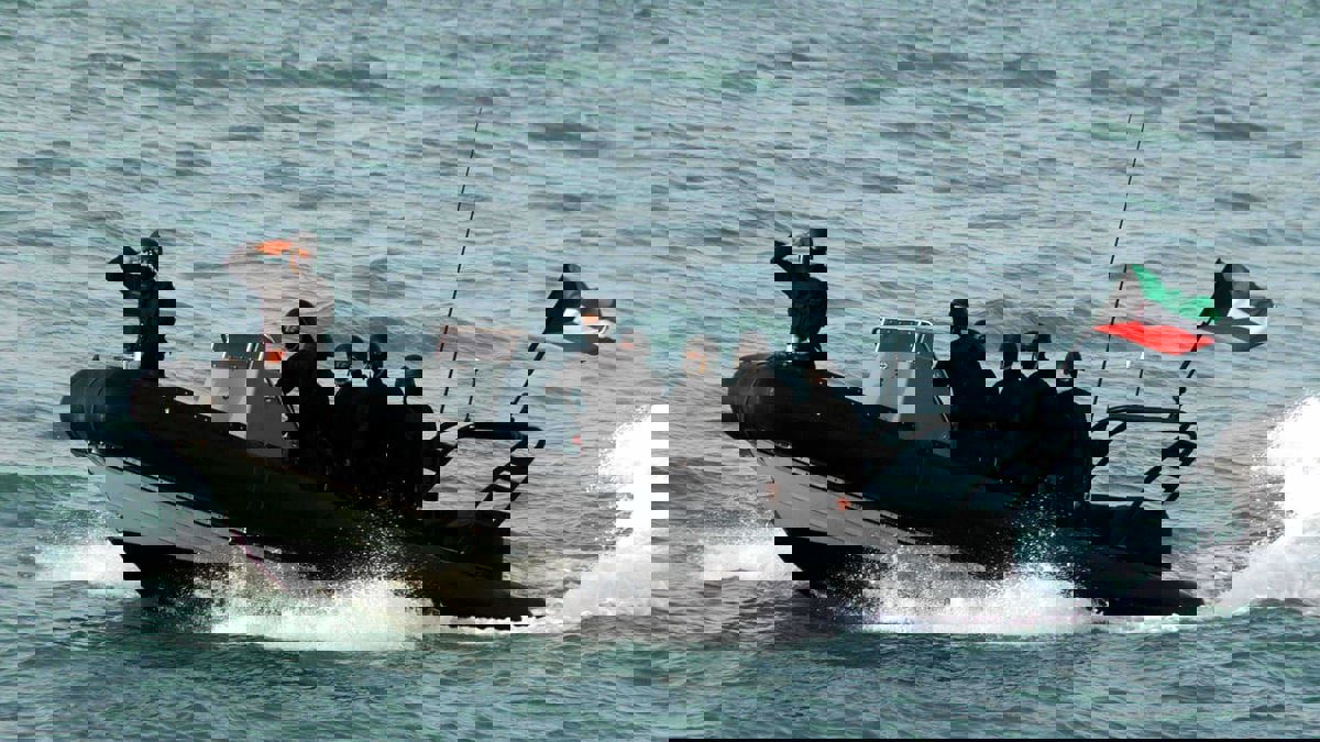 الكويت.. إيقاف 3 بحارة إيرانيين بتهمة سلب قوارب الصيادين