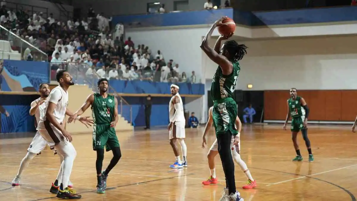 اشتباكات بين لاعبي الأهلي والعلا في الدوري السعودي للسلة (فيديو)