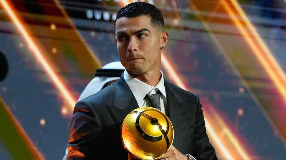 سأواصل العمل بالشغف نفسه..تعليق حماسي من رونالدو بعد فوزه بجائزة غلوب سوكر (صور)