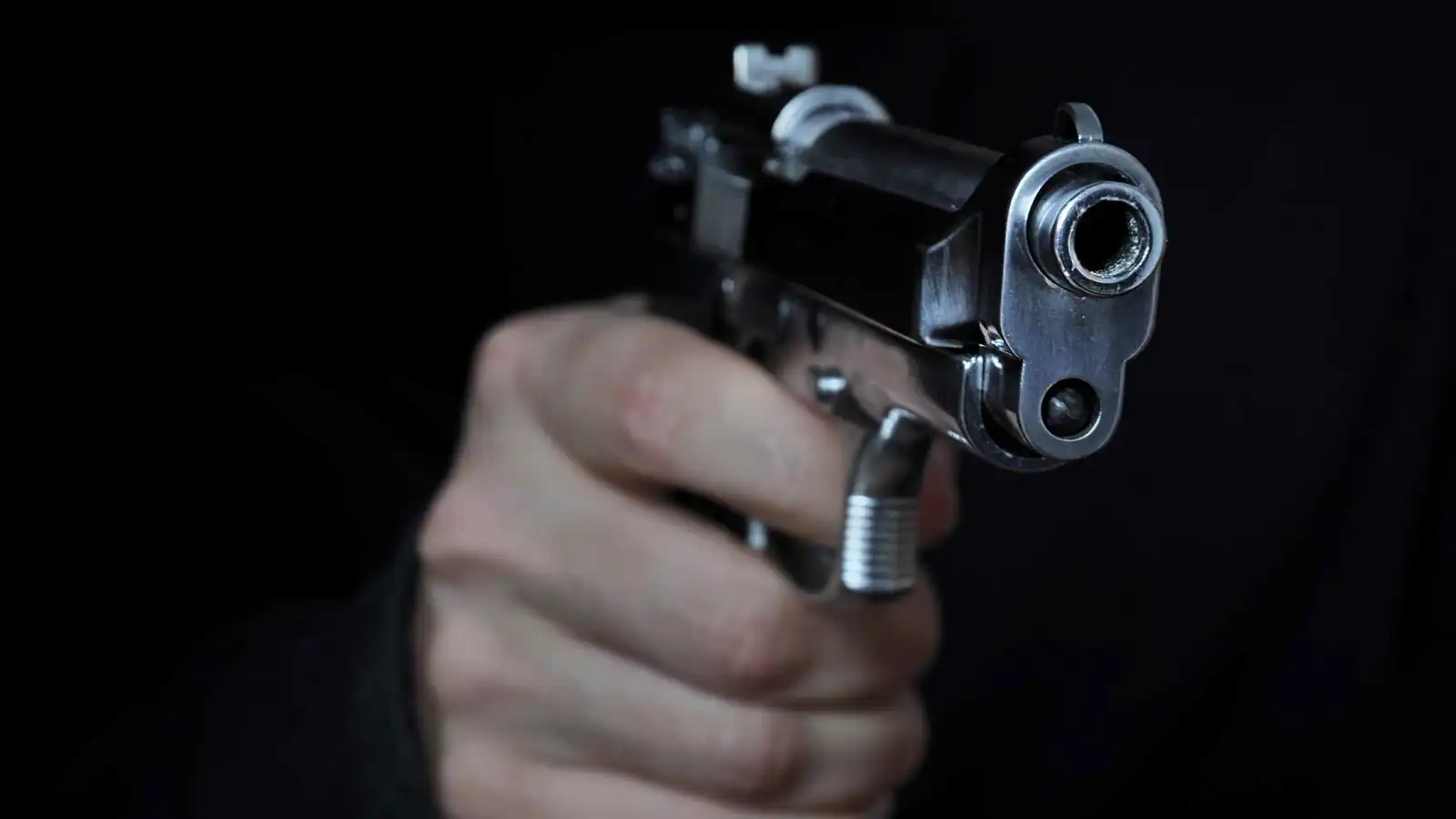 جار "غاضب" يحول حفل زفاف إلى ساحة معركة (فيديو)