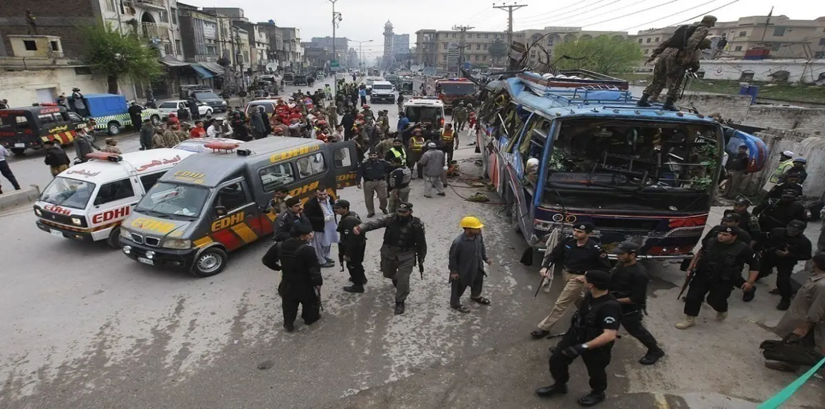 طالبان تتبنى هجومًا انتحاريًا قتل 11 جنديًا على الأقل شمال باكستان