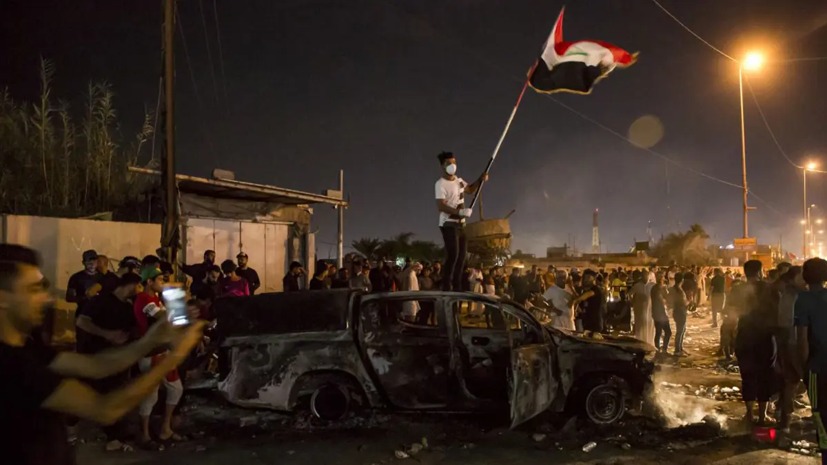 محتجون يضرمون النار بـ5 مقار للحشد الشعبي في جنوب العراق