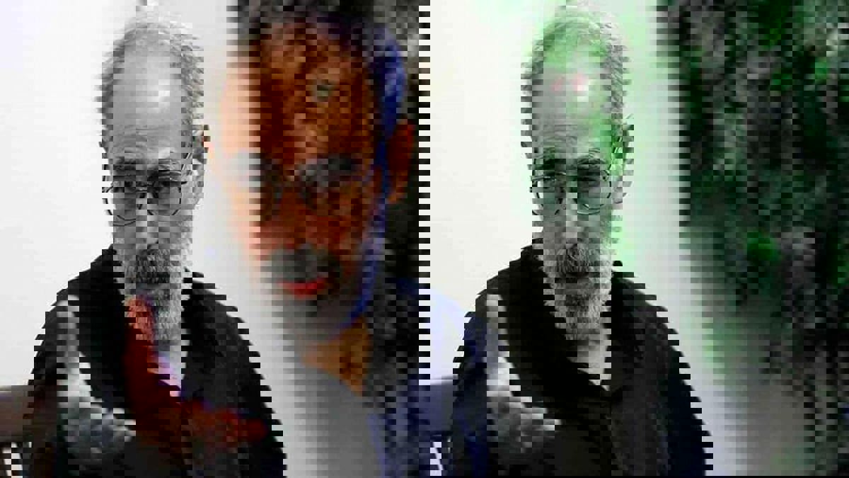 معارض إيراني بارز يدعو خامنئي لـ"التوبة" ويطالبه بالتنحي عن السلطة