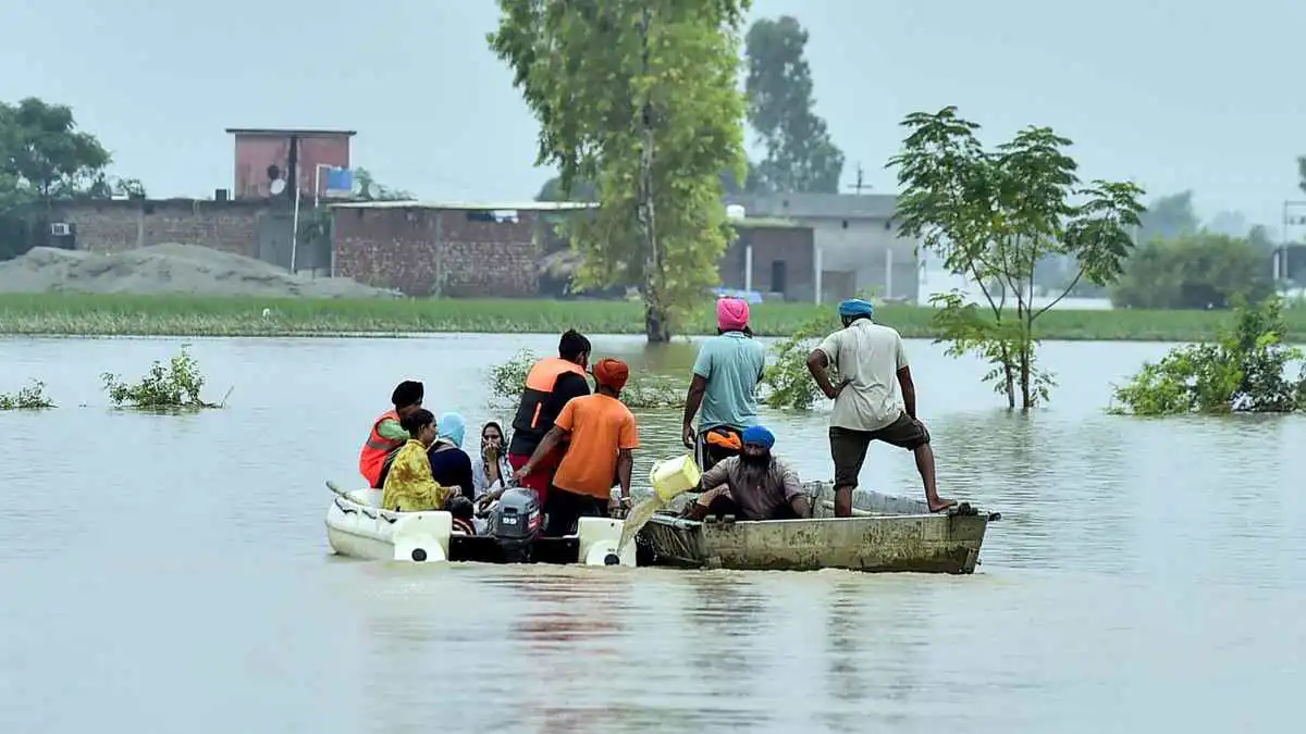 الفيضانات تجبر باكستان على إجلاء 300 ألف من إقليم البنجاب (فيديو)