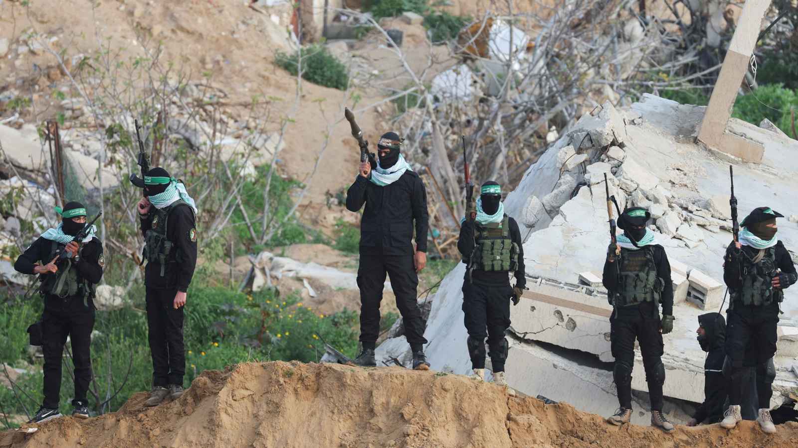 أسرى من أصحاب المؤبدات يحضرون تسليم جثث الرهائن في غزة