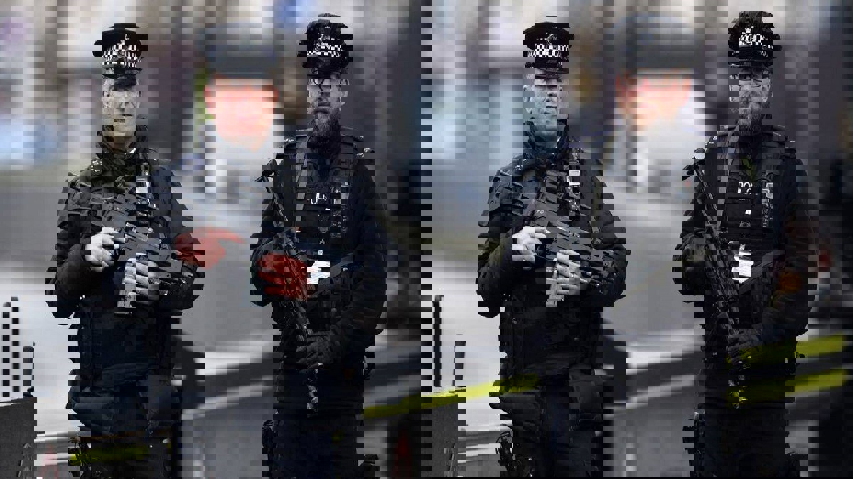 زعيم جماعة يمينية بريطانية يواجه تهما بموجب قانون "مكافحة الإرهاب"