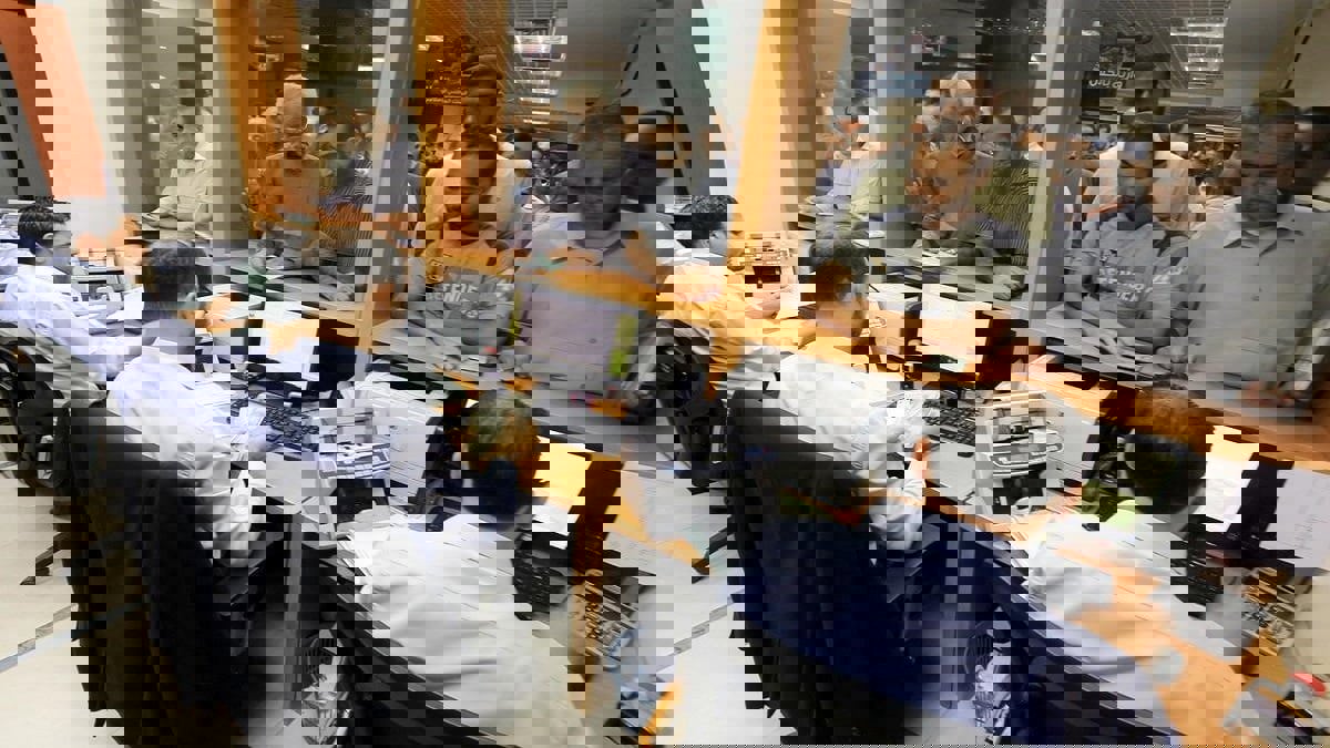 "معاريف": إسرائيل نقلت رسالة إلى حماس بشأن الأموال القطرية و"البالونات الحارقة"