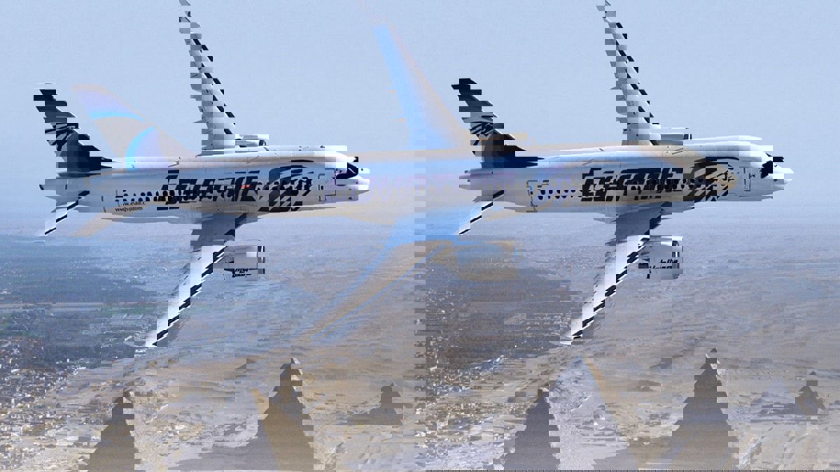 "مصر للطيران" تخفض رواتب كبار العاملين 10% بسبب كورونا