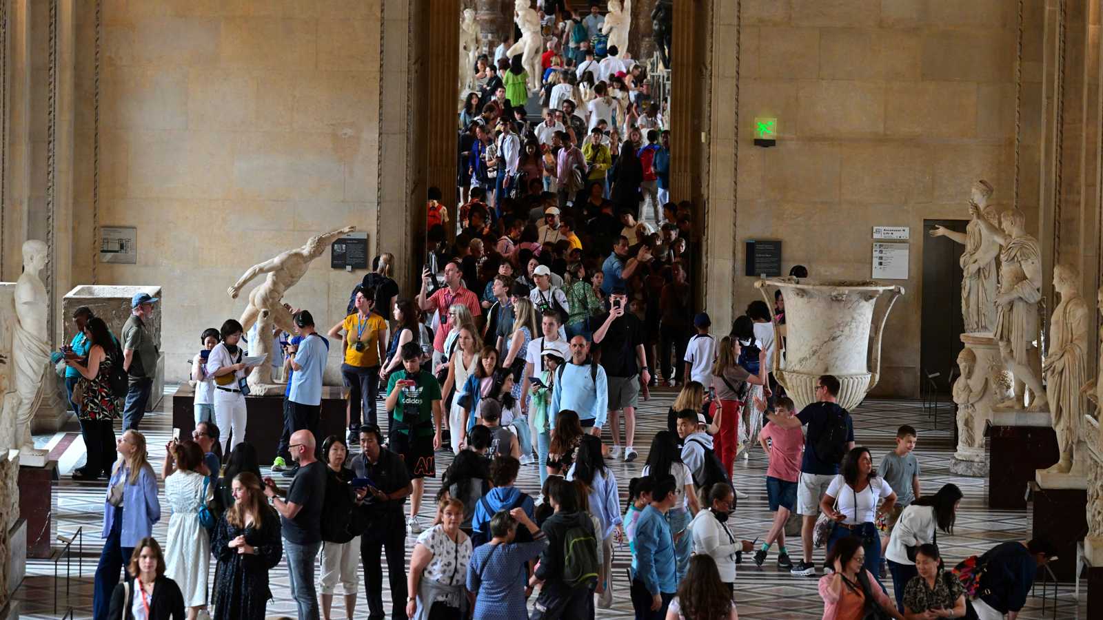 تسرب مياه في متحف اللوفر يتلف كتبا بقسم الآثار المصرية