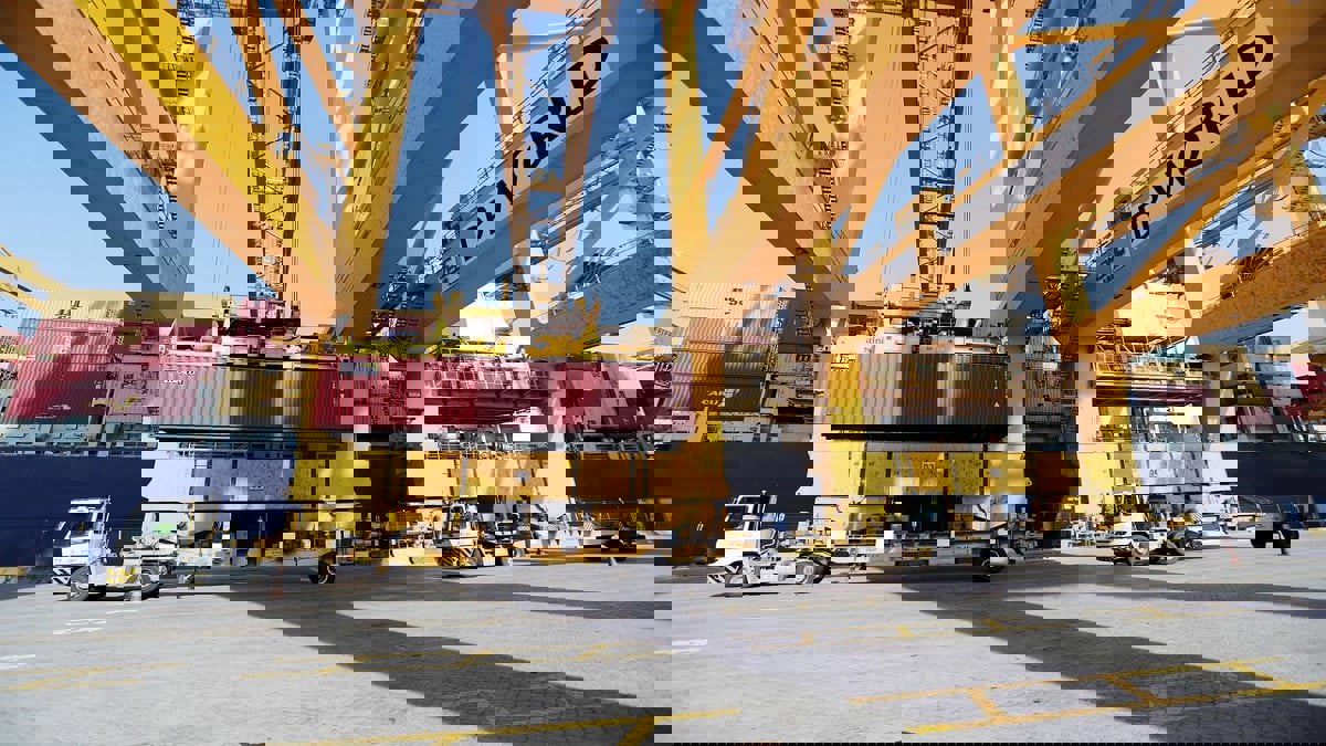 بعد تعرضها لانفجار بخليج عُمان.. سفينة إسرائيلية تجري عمليات الإصلاح في دبي