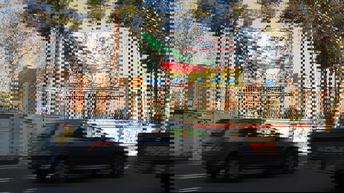 طلاب الباسيج في إيران يحولون السفارة الأمريكية إلى "حسينية"