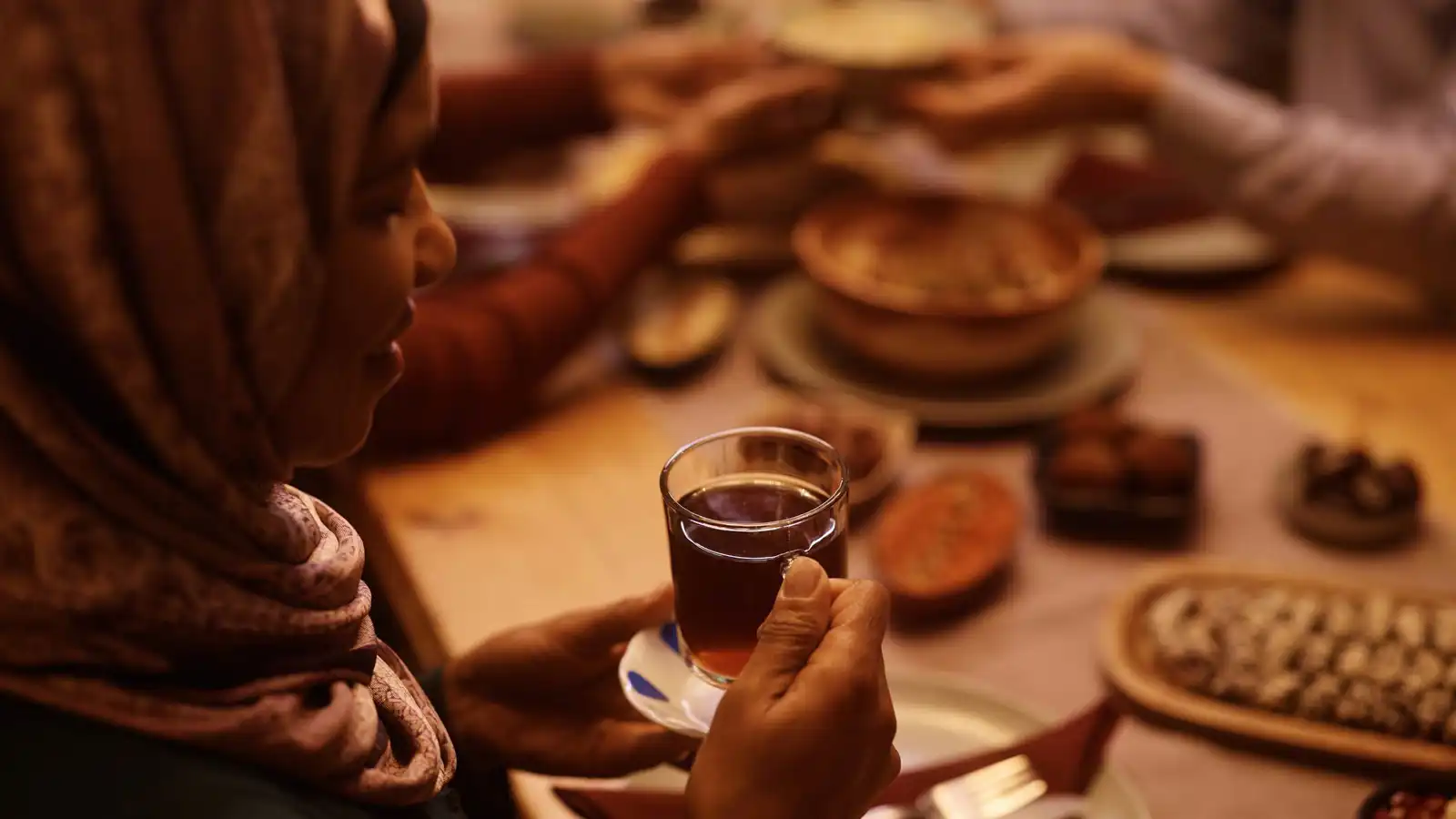 الشاي والقهوة في رمضان.. كيف يوازن الصائم بين الكافيين والصحة؟