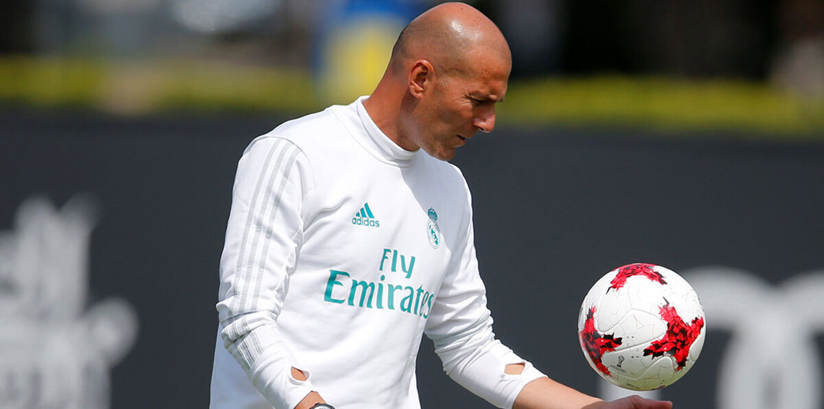 زيدان يعلن تجديد عقده مع ريال مدريد