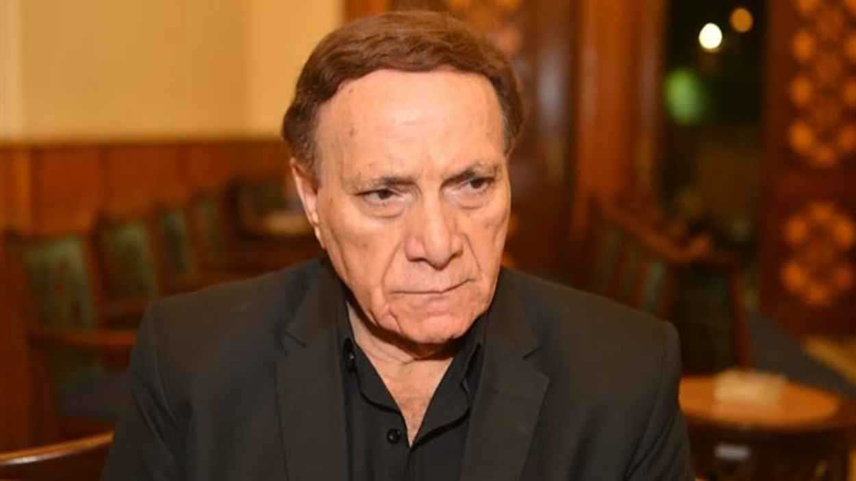 يصافحونه باعتباره "الزعيم".. من هو فكري عبد الحميد "شبيه عادل إمام"؟