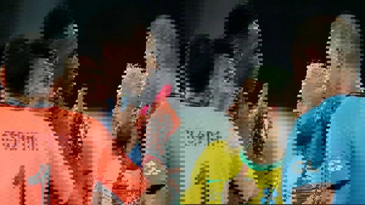 منتخب البرازيل يسجل هدفا بمساعدة الحكم وسط غضب كولومبي (فيديو)