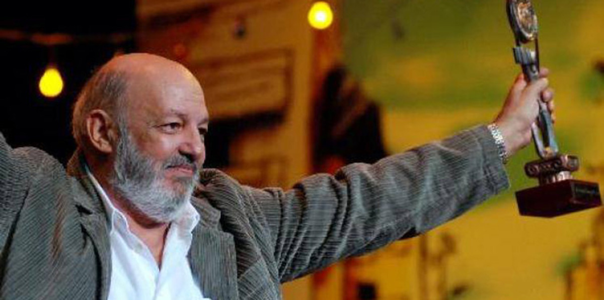 صورة نادرة تجمع المخرج الراحل محمد خان ونجوم "خرج ولم يعد"