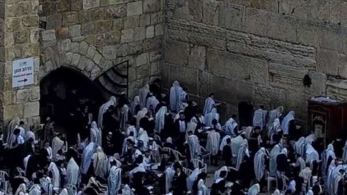 مئات المستوطنين يقتحمون الأقصى للاحتفال بعيد "الحانوكا" (فيديو وصور)