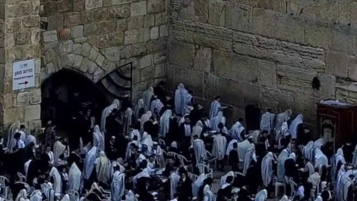 مئات المستوطنين يقتحمون الأقصى للاحتفال بعيد "الحانوكا" (فيديو وصور)