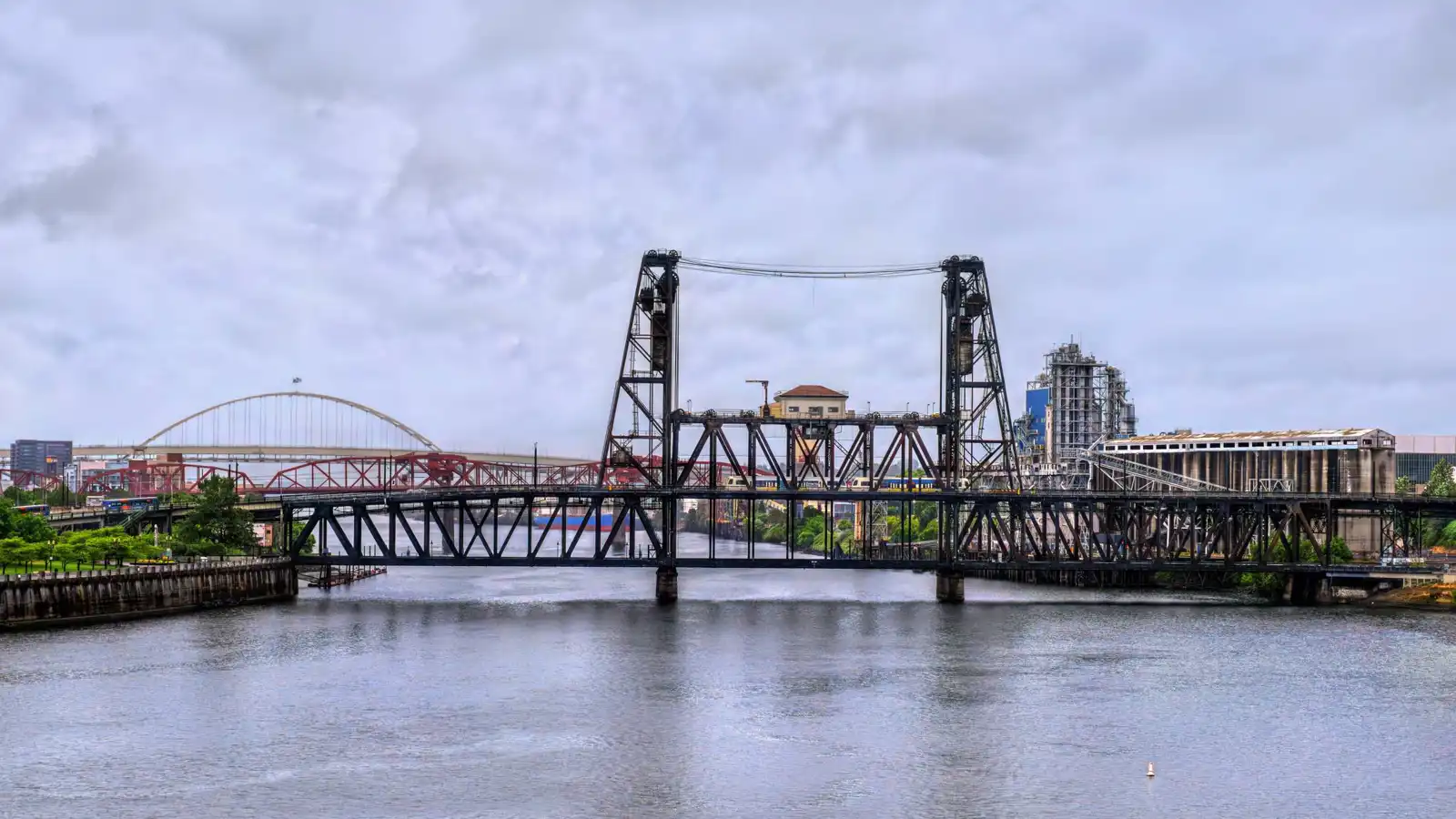 نهاية مأساوية لسيارة سقطت في نهر بأمريكا