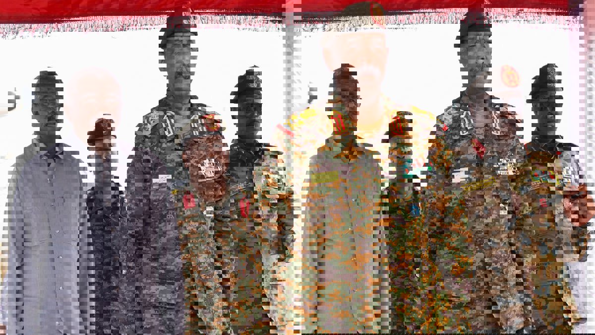 البرهان يصل جوبا ويبحث مع سلفا كير تطورات أزمة السودان