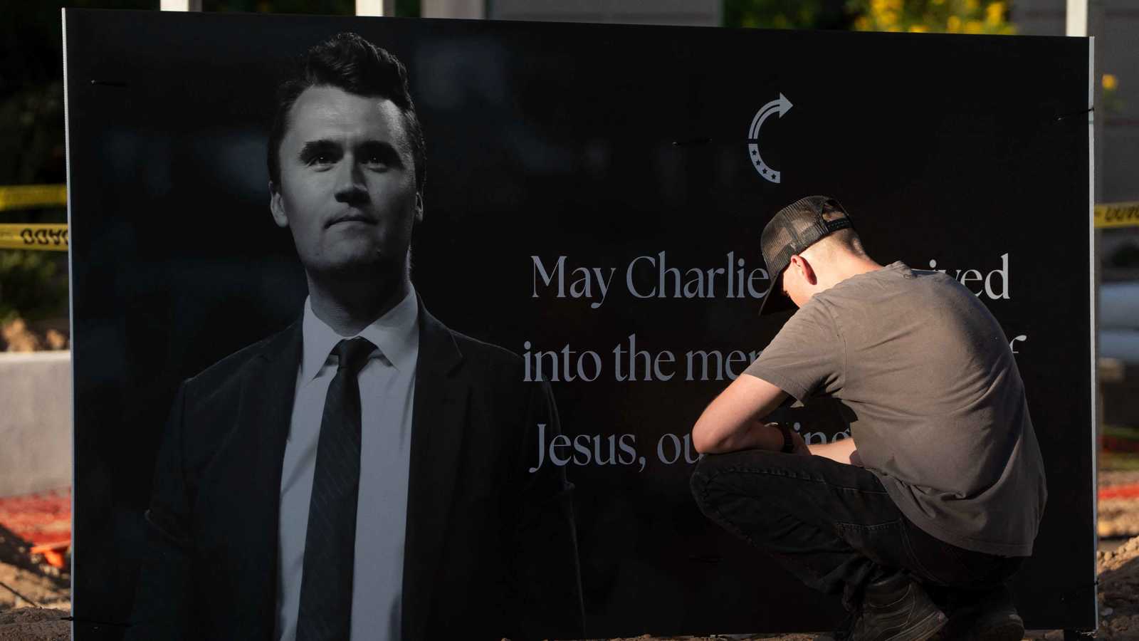 فيديو جديد يظهر مشتبهاً به لحظة إطلاق النار على تشارلي كيرك