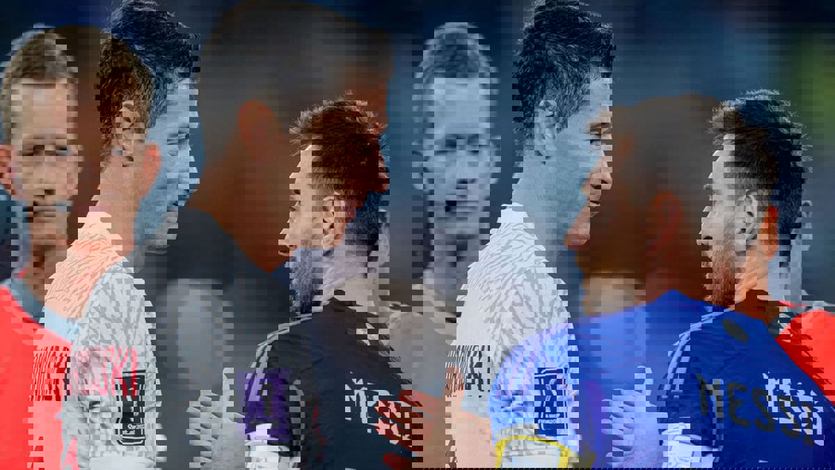 ليفاندوفسكي: ميسي مكانه في برشلونة وأتمنى اللعب بجواره الموسم المقبل