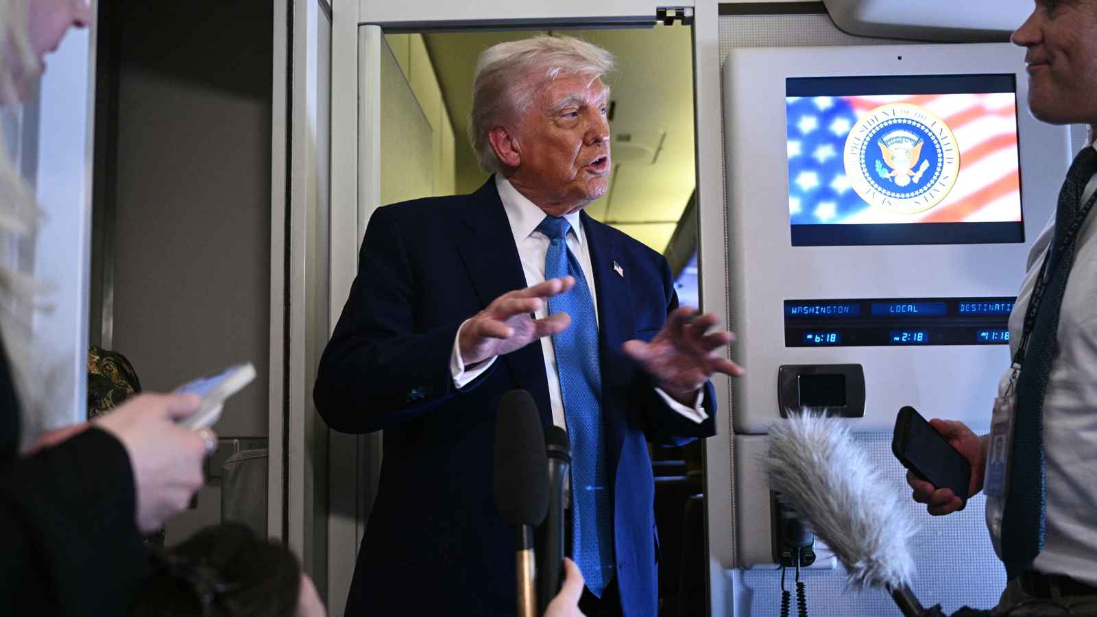 "رسالة مزدوجة".. ترامب يفضّل تجنّب خيار العنف مع إيران