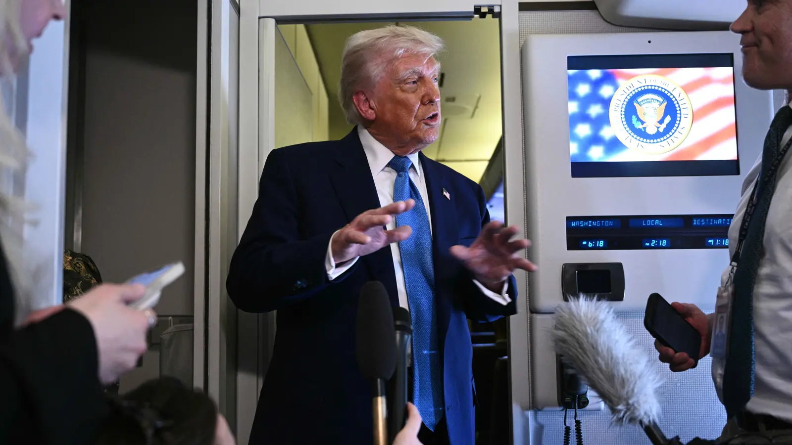 "رسالة مزدوجة".. ترامب يفضّل تجنّب خيار العنف مع إيران