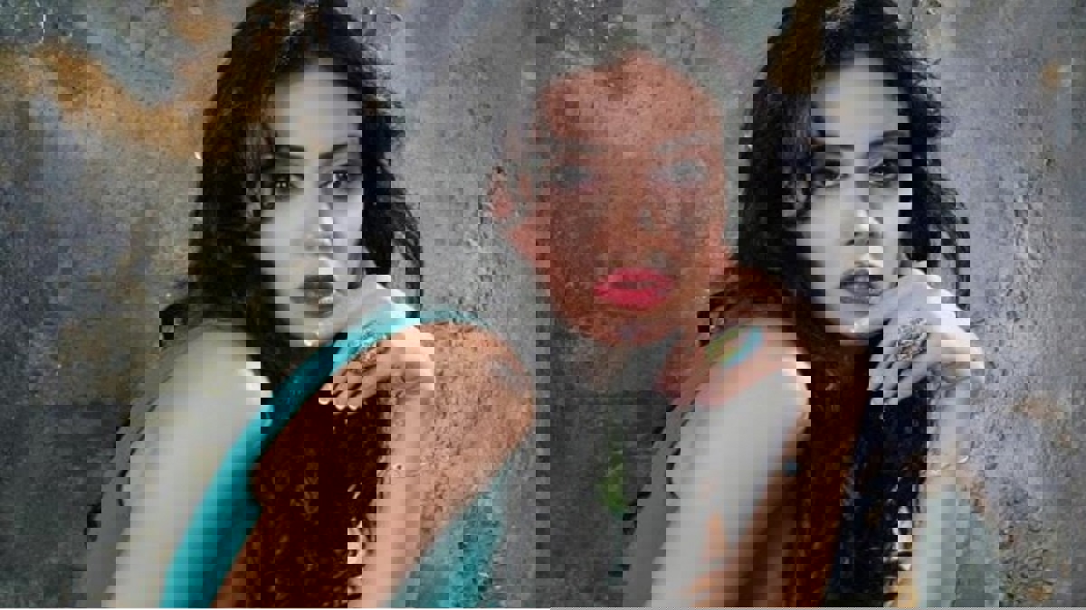 رانيا يوسف تثير الجمهور بالكشف عن ساقيها