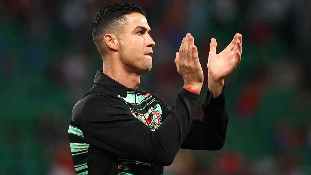 لا يعرف كيف يمرر.. من هو نجم مانشستر يونايتد الذي كان يصرخ في وجه رونالدو؟