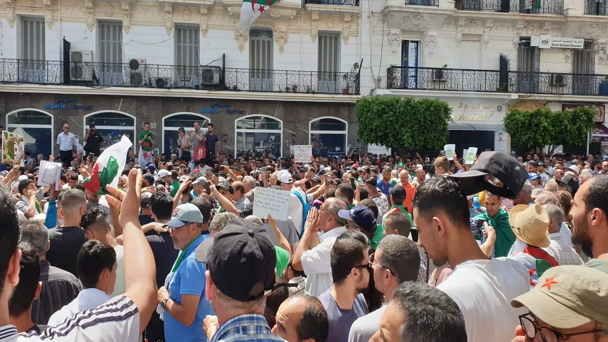 الجزائريون يستجيبون لدعوة قائد الجيش ويشاركون بمسيرات الوحدة الوطنية (صور)