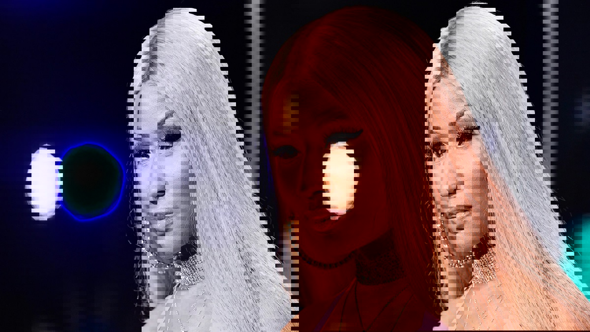 بعد الإعلان عن حفلها الأول في جدة.. المغنية "نيكي ميناج" تثير جدلًا في السعودية 