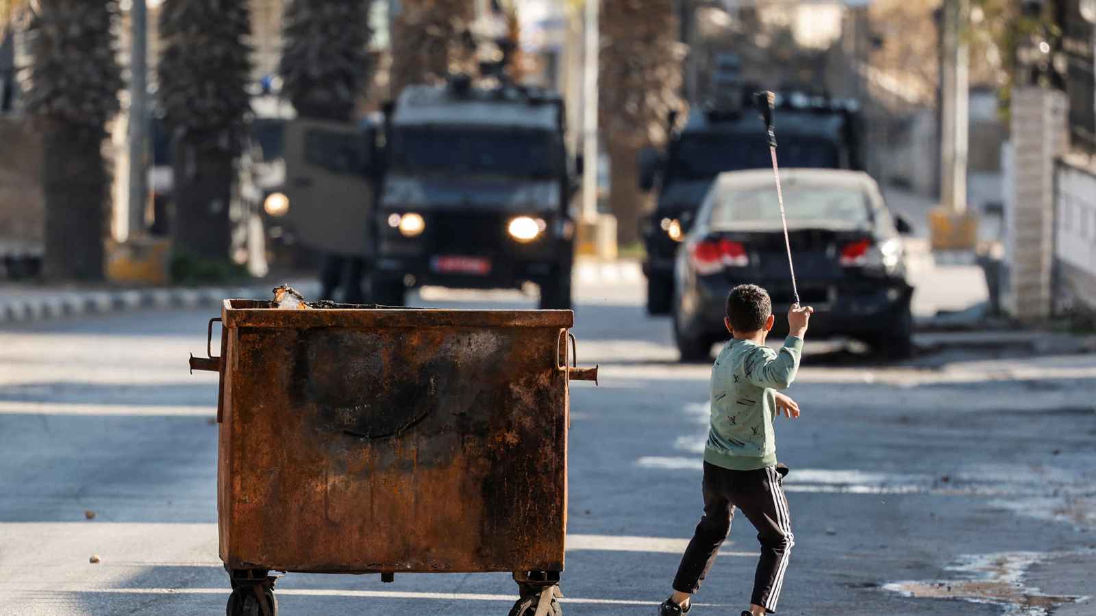 مداهمات واعتقالات.. إسرائيل توسع عملياتها في الضفة الغربية (فيديو)