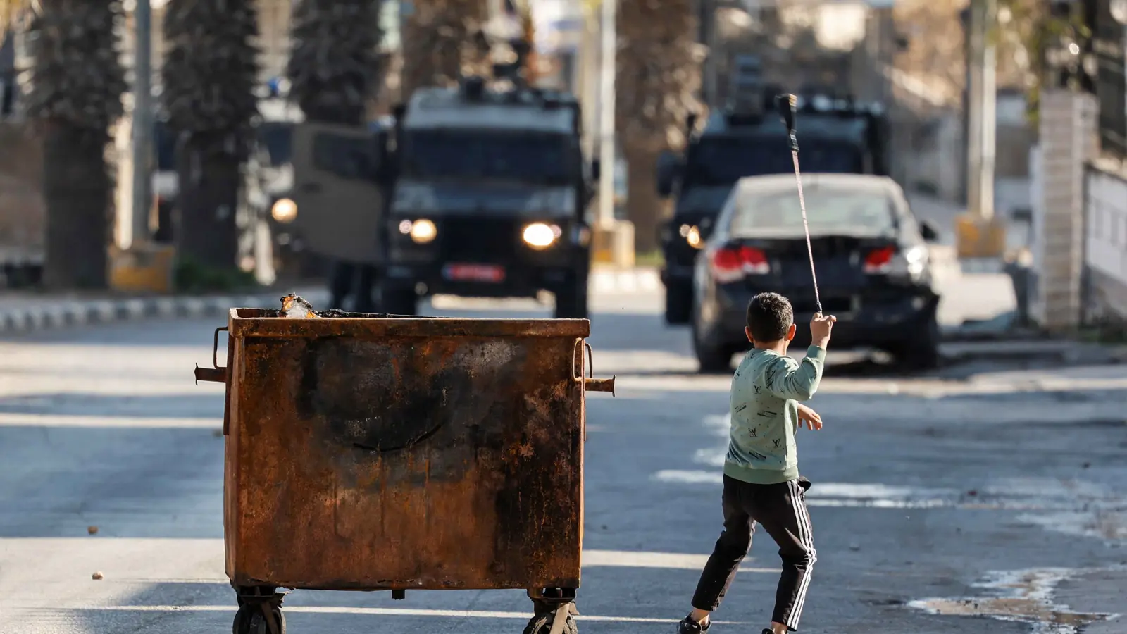 مداهمات واعتقالات.. إسرائيل توسع عملياتها في الضفة الغربية (فيديو)