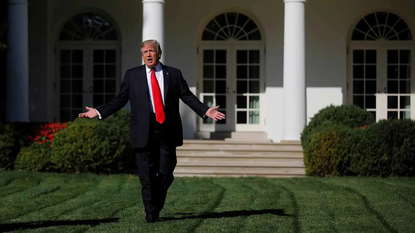 "الغبي".. ترامب "ينفجر" في وجه مقاول بالبيت الأبيض