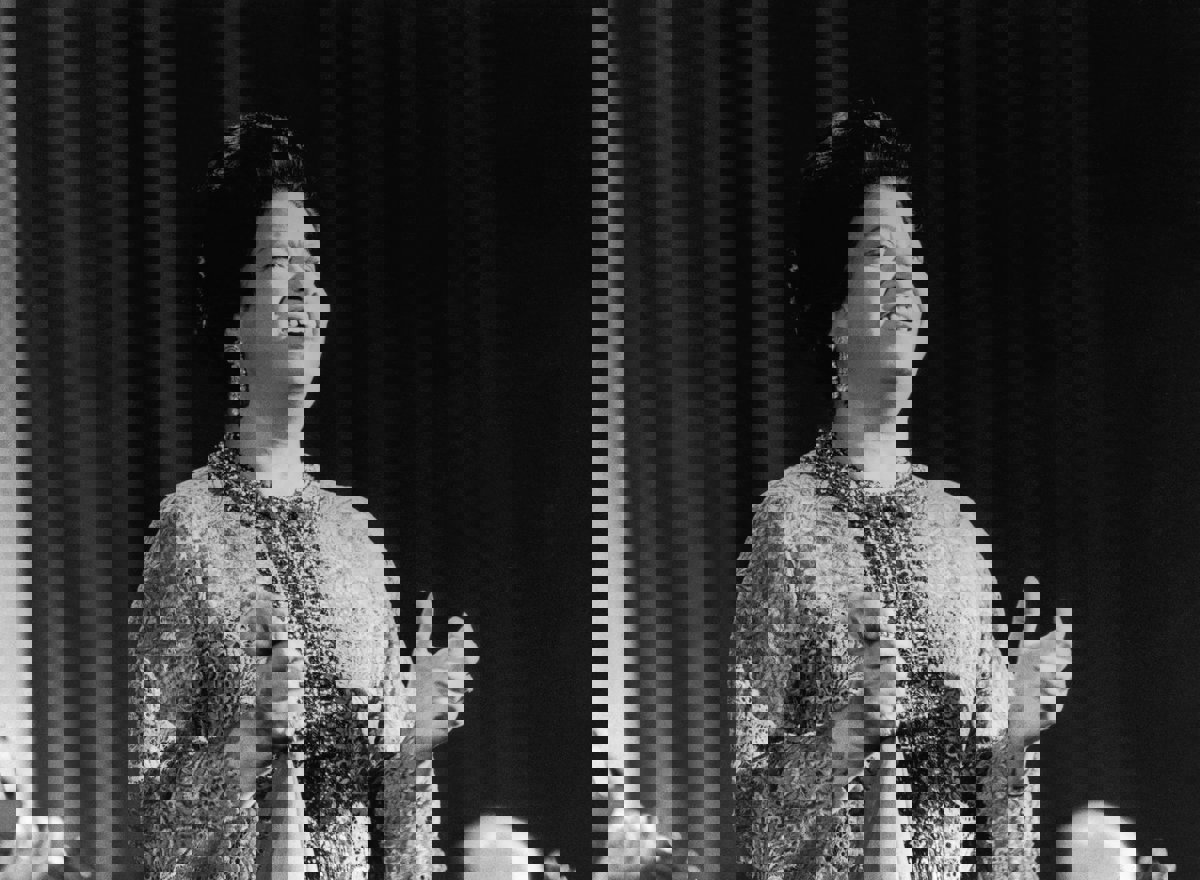 "أساطير شخصية".. كيف صنع "الزي الرجالي" أسطورة أم كلثوم؟ 
