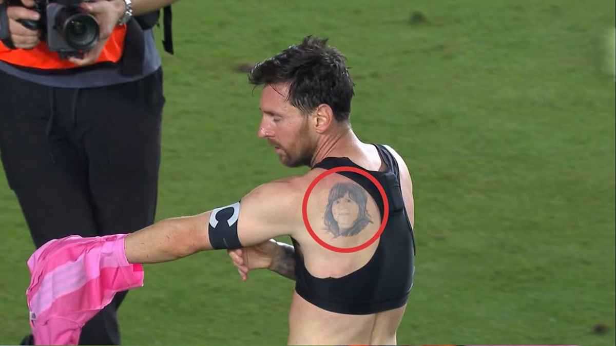 ليست زوجته.. من المرأة التي رسمها ليونيل ميسي على ظهره؟ (صور)