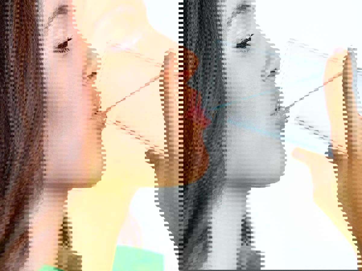 12 علاجًا طبيعيًا تخلّصك من الإمساك.. تعرّف عليها