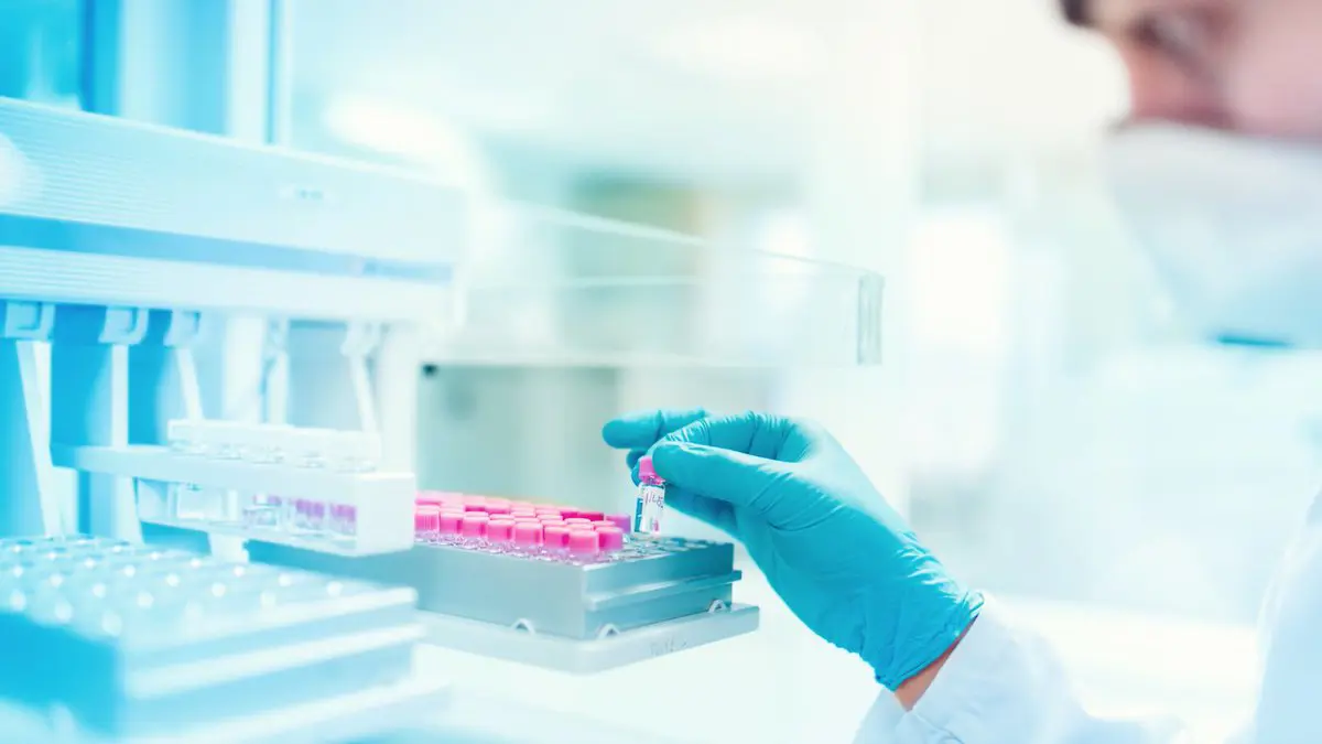 أول دولة تعتمده عالميا.. الإمارات تسمح باستخدام دواء جديد ضد "كورونا"