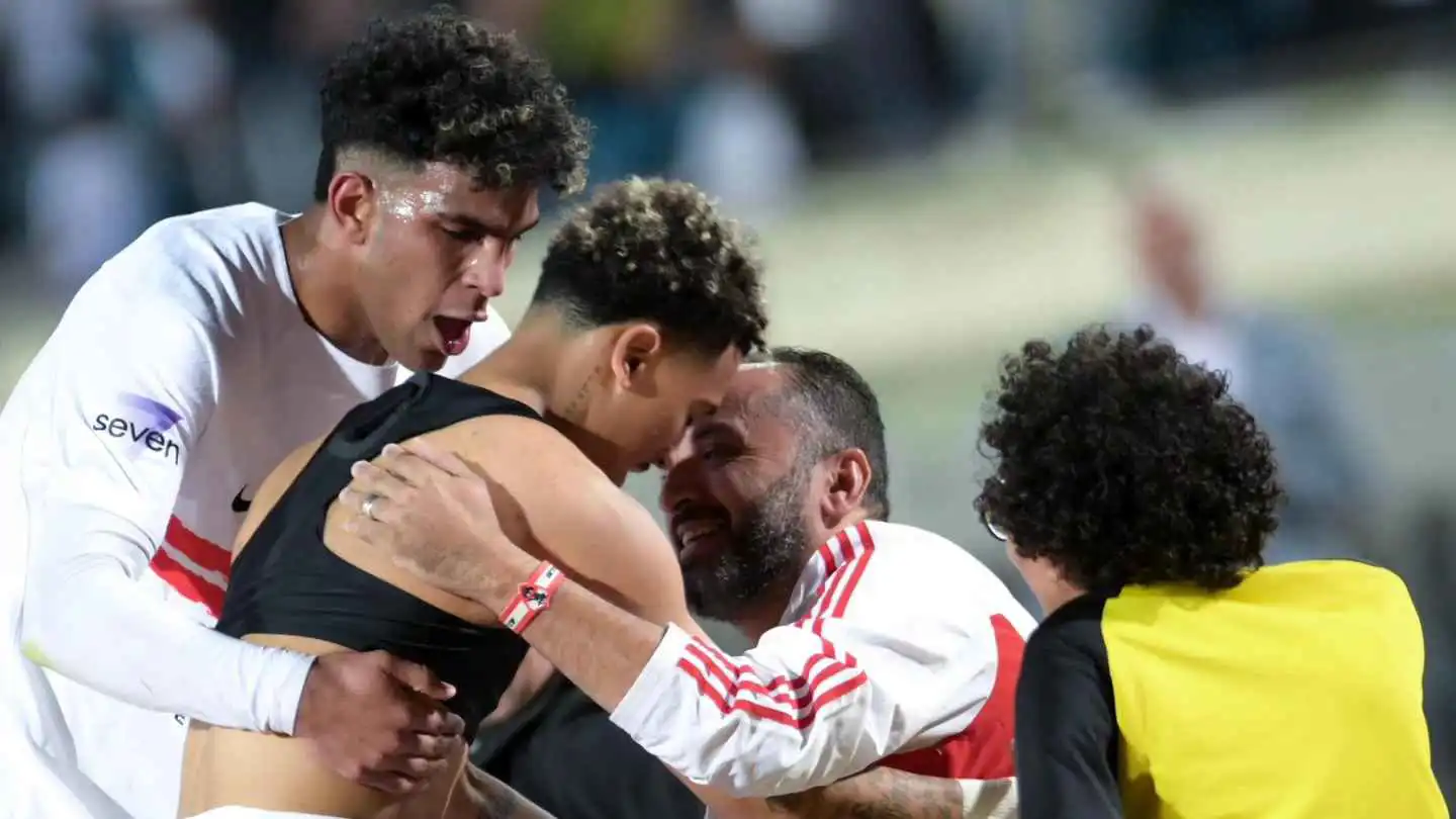 احتفل معه.. لفتة رائعة من بيزيرا تجاه مشجع الزمالك "القعيد" (فيديو وصورة)