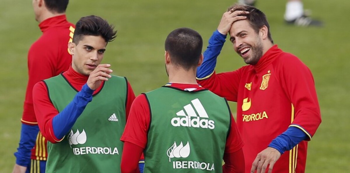 بيكيه يحرج كاسياس في تدريبات إسبانيا (فيديو)