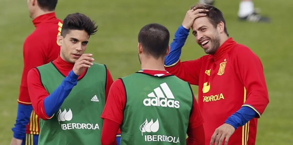 بيكيه يحرج كاسياس في تدريبات إسبانيا (فيديو)