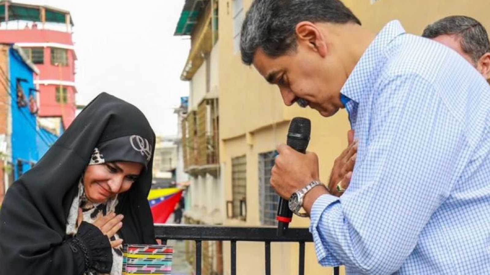 مادورو يكرم المذيعة الإيرانية سحر إمامي (فيديو)