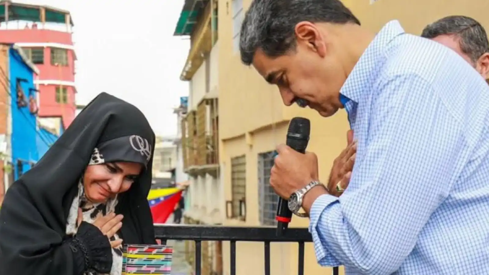 مادورو يكرم المذيعة الإيرانية سحر إمامي (فيديو)