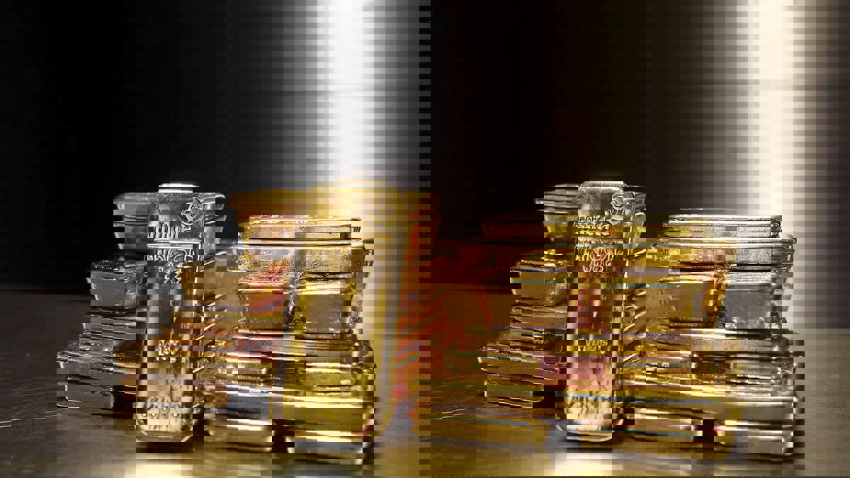 الذهب يهبط مع صعود الدولار والمخاوف من رفع وشيك لأسعار الفائدة