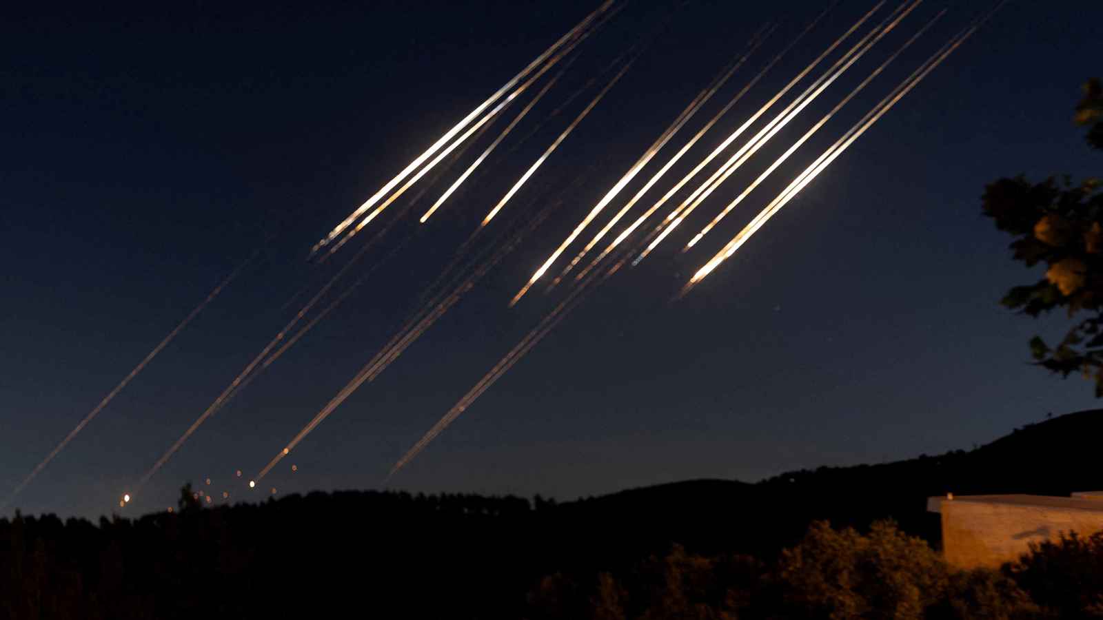 "نيويورك تايمز": الصواريخ الإيرانية تلحق أضرارًا بمركز بحثي بارز في إسرائيل