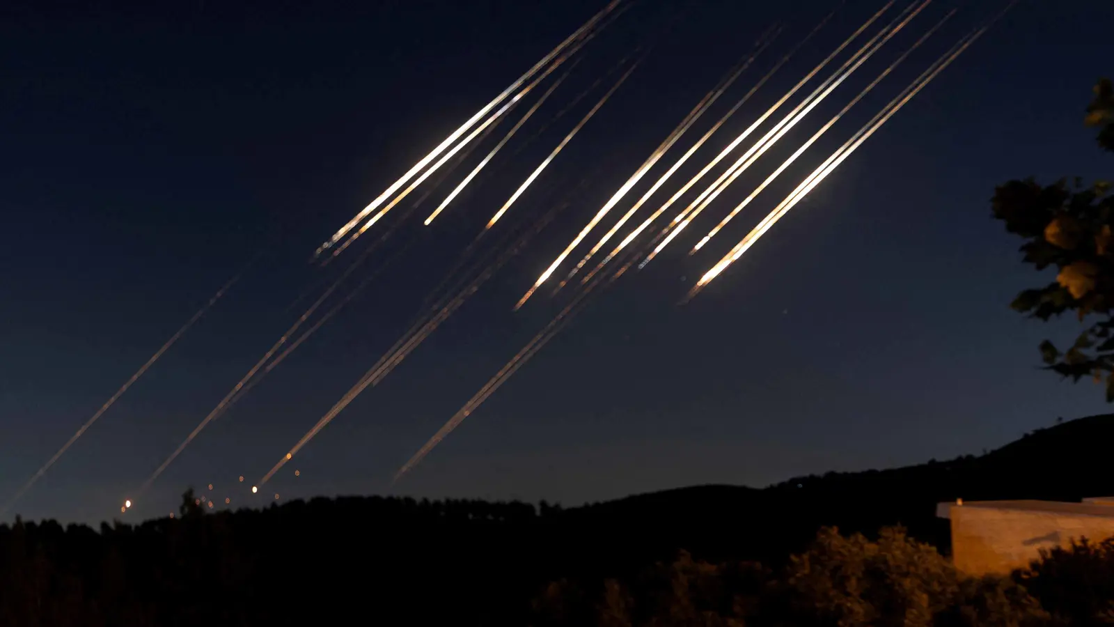 "نيويورك تايمز": الصواريخ الإيرانية تلحق أضرارًا بمركز بحثي بارز في إسرائيل