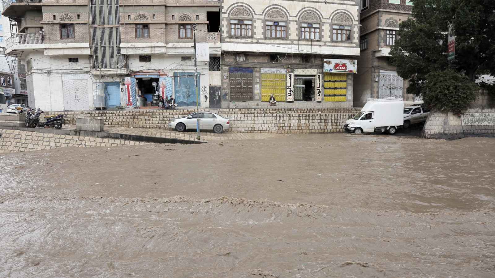 بسبب الأمطار.. مصرع عائلة يمنية أثناء نومها